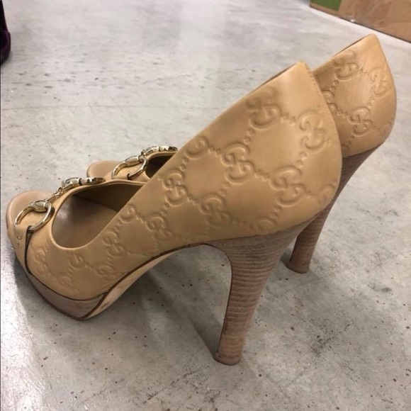 Worn Gucci embossed pumps - Picture 2 of 3